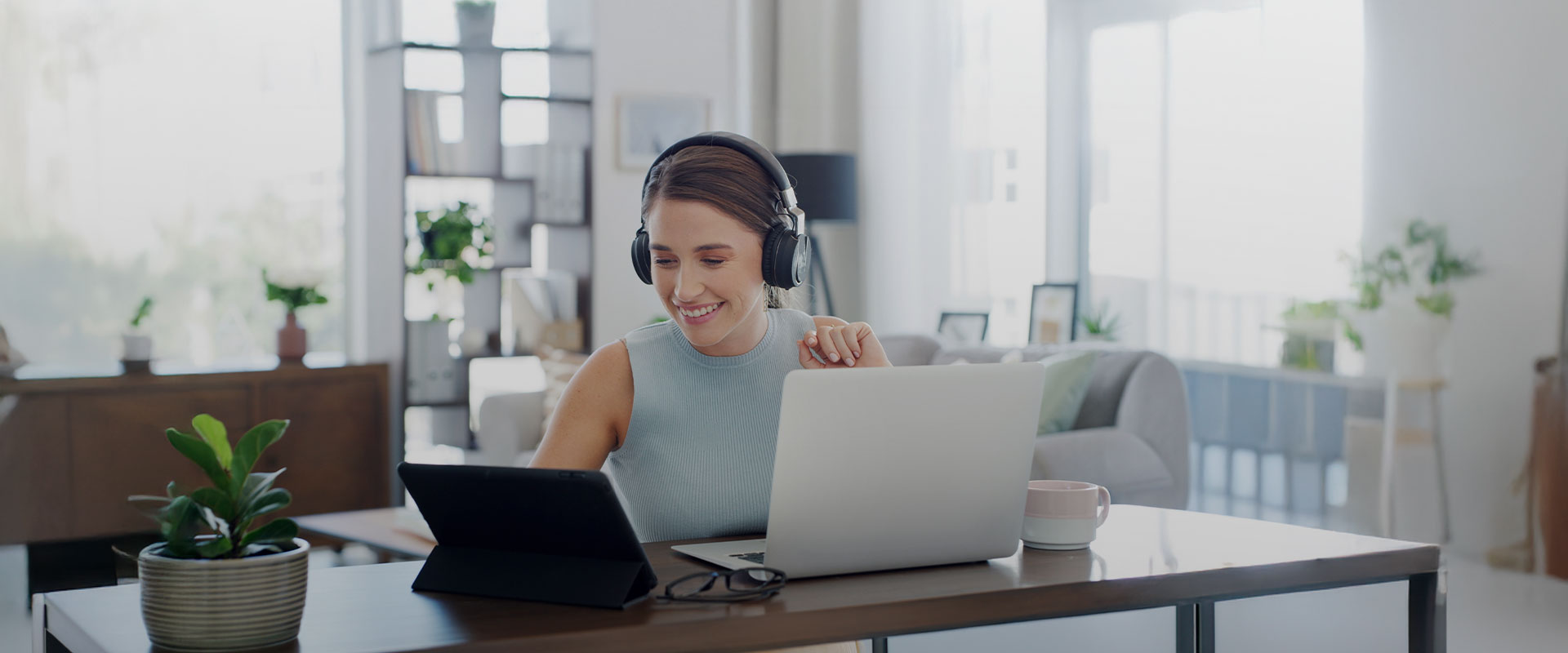 Estudiante con audífonos estudiando en su computador