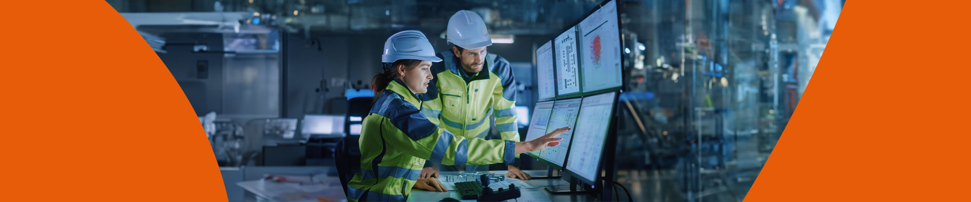 Profesionales de ingeniería industrial supervisando procesos en una planta
